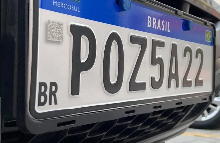 Placa Mercosul instalada em um veículo
