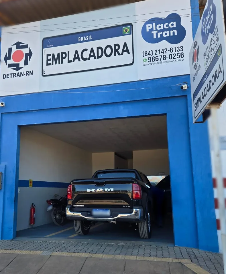 Fachada da Placatran, emplacadora credenciada pelo DETRAN-RN, com uma caminhonete sendo atendida