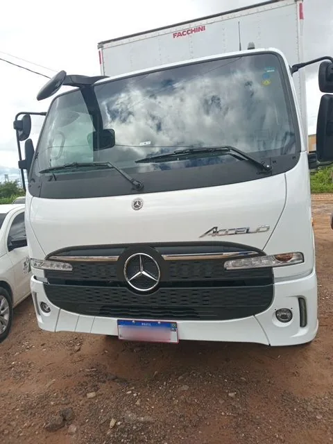 Caminhão com placa Mercosul